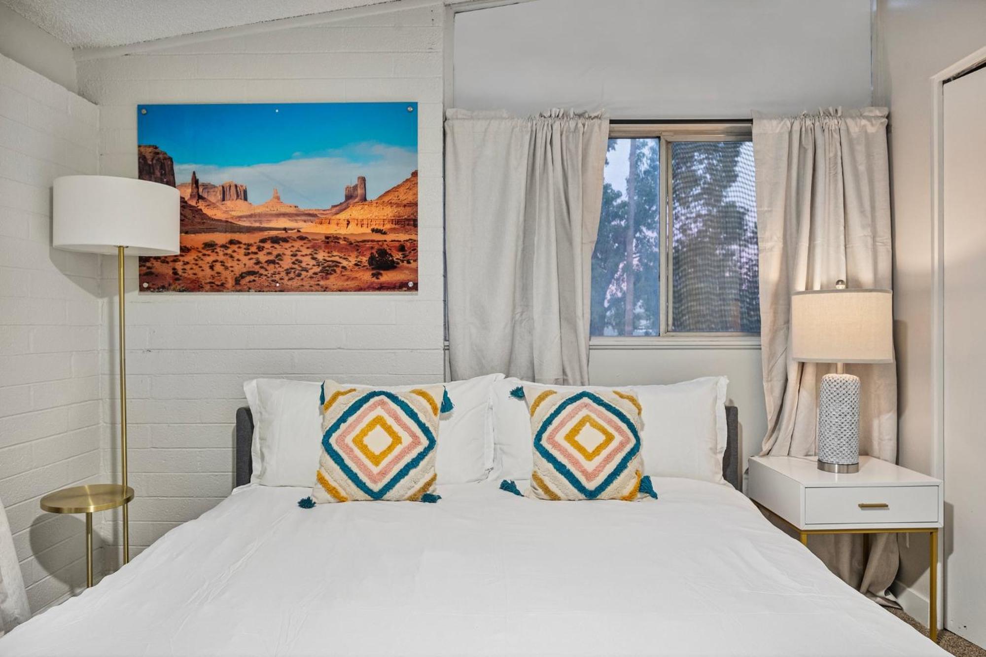 Luxury 2b2b With Free Parking Scottsdale